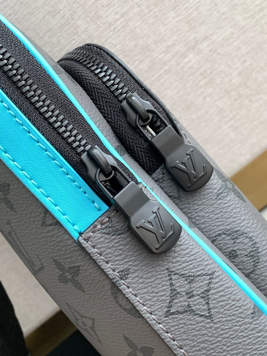 Louis Vuitton M11703 Avenue Slingbag PM