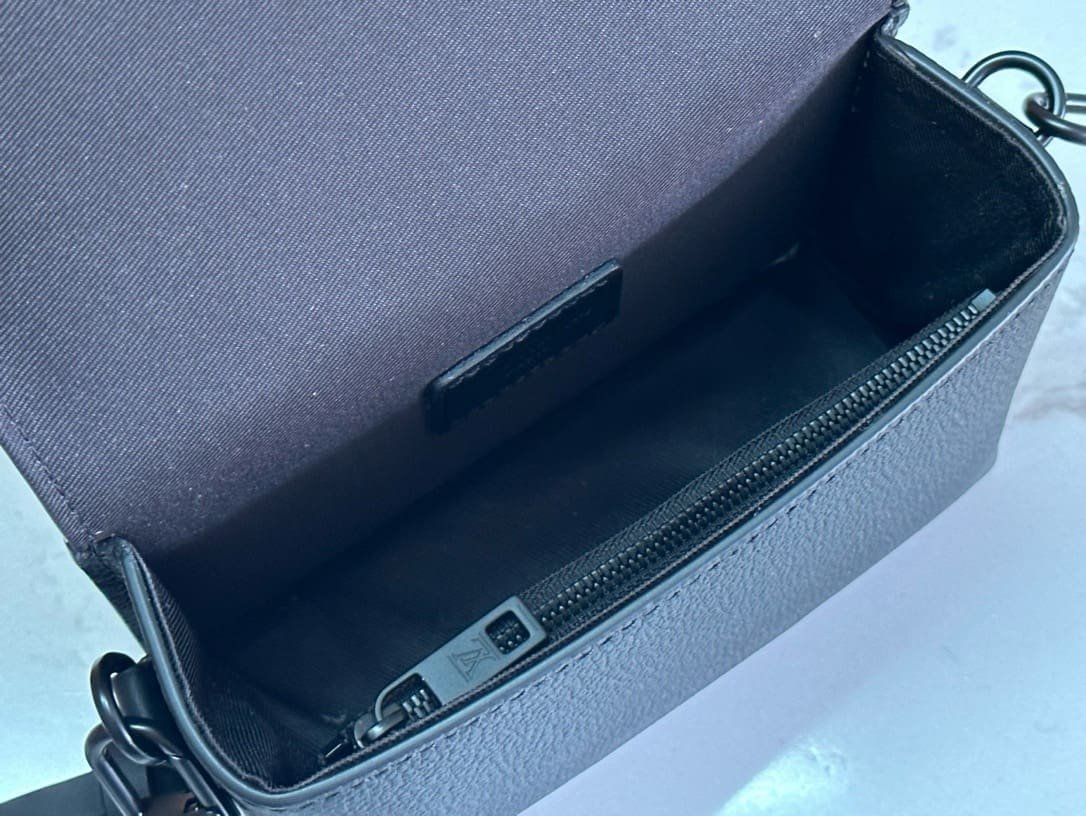 Louis Vuitton M82085 Fastline Wearable Wallet